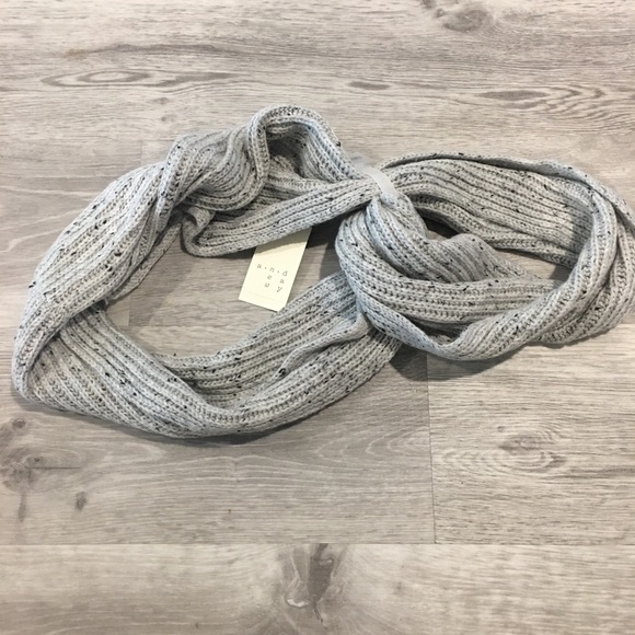 Light grey infinity scarf - Picture 2 of 3